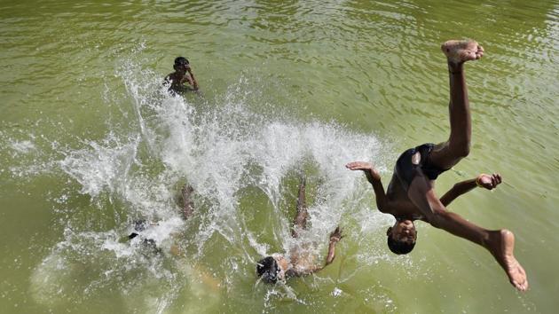 The maximum temperature in Delhi on Monday is expected to be 43 degrees Celsius and the minimum 29 degrees Celsius. (Ravi Choudhary/HT PHOTO) The maximum temperature in Delhi on Monday is expected to be 43 degrees Celsius and the minimum 29 degrees Celsius. (Ravi Choudhary/HT PHOTO)