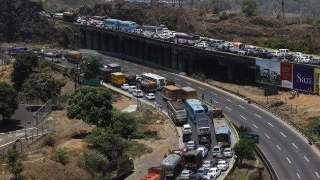 The police said the bus was going towards Pune from Mumbai.(HT FILE)