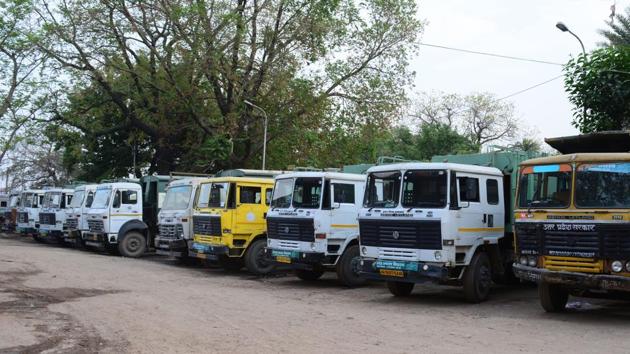 Fleet of garbage transporting trucks in Allahabad Municipal Corporation’s workshop in Karelabagh area of the city.(Sheeraz Rizvi/ HT Photo)