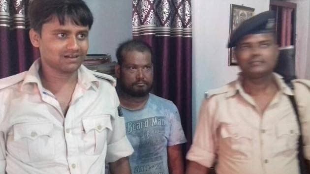 Mohammad Mustaque (centre), accused of killing his eight -year-old daughter, in police custody.(HT photo)