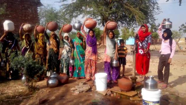 Women stand in queue to get water in Bharatpur. (HT Photo) Women stand in queue to get water in Bharatpur. (HT Photo)