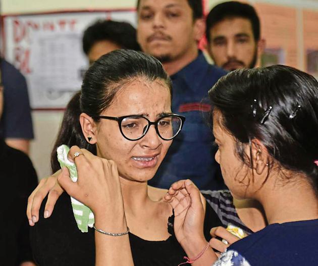 Deceased Ritu Singh’s best friend Sakshi during a condolence meeting at their college in Rohini in New Delhi on Tuesday. (Sushil Kumar/HT PHOTO) Deceased Ritu Singh’s best friend Sakshi during a condolence meeting at their college in Rohini in New Delhi on Tuesday. (Sushil Kumar/HT PHOTO)