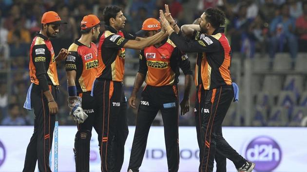 Sunrisers Hyderabad will miss veteran bowling star Ashish Nehra for the rest of IPL 2017. Fitness of Yuvraj Singh is also a concern ahead of Wednesday’s IPL eliminator clash versus Kolkata Knight Riders.(AP)