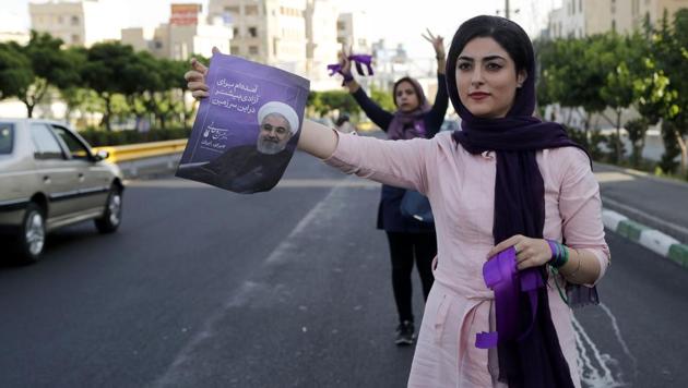Supporters of Iranian President and presidential candidate Hassan Rouhani campaign for him in the capital Tehran on May 15, 2017. (AFP Phot) Supporters of Iranian President and presidential candidate Hassan Rouhani campaign for him in the capital Tehran on May 15, 2017. (AFP Phot)