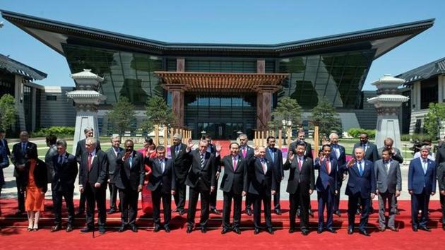 Leaders attending the Belt and Road Forum wave as they pose for a group photo at Yanqi Lake on the outskirts of Beijing, China, on May 15, 2017.(Reuters)