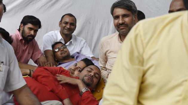 Sanjeev Jha sits on a hunger strike at Jantar Mantar in New Delhi on Sunday. (Saumya Khandelwal/HT File Photo) Sanjeev Jha sits on a hunger strike at Jantar Mantar in New Delhi on Sunday. (Saumya Khandelwal/HT File Photo)
