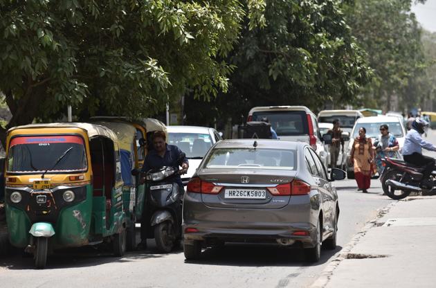 Though the civic authorities recently claimed to have removed all encroachments on the busy stretch, illegal parking continues to be a headache for commuters and residents.(Sanjeev Verma/HT PHOTO)