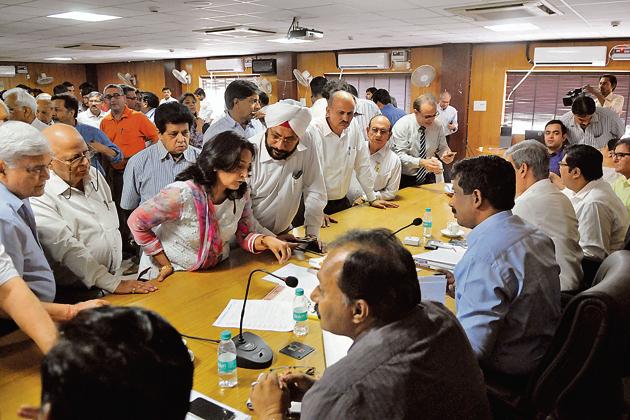 Presidents of RWAs narrated the problems the residents have been battling in their respective areas during the meeting with top Gurgaon officials on Tuesday. (Parveen Kumar/HT PHOTO) Presidents of RWAs narrated the problems the residents have been battling in their respective areas during the meeting with top Gurgaon officials on Tuesday. (Parveen Kumar/HT PHOTO)