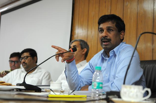 On Tuesday, during a series of meetings with MCG and developers DLF and Ansal, representatives of various residents’ welfare associations (RWAs) presented their grievances and expectations.(Parveen Kumar/HT PHOTO)