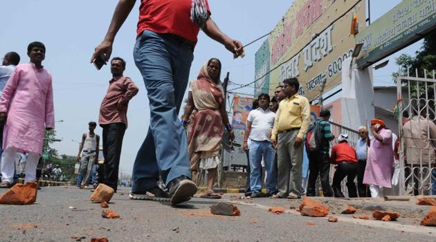 Stones and bricks scattered outside the BJP office after the clash in Patna on Wednesday. (AP Dube/HT photo) Stones and bricks scattered outside the BJP office after the clash in Patna on Wednesday. (AP Dube/HT photo)