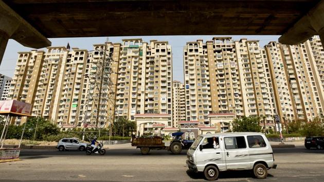 Homebuyers in Amrapali Silicon City in Sector 76 on Tuesday met the chief architect and town planner seeking an inspection. (Virendra Singh Gosain/HT PHOTO) Homebuyers in Amrapali Silicon City in Sector 76 on Tuesday met the chief architect and town planner seeking an inspection. (Virendra Singh Gosain/HT PHOTO)