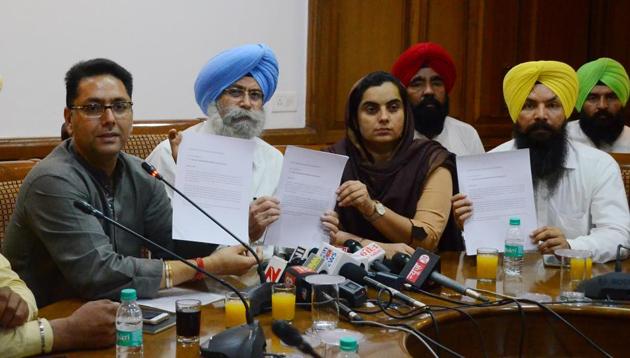 Aam Aadmi Party leaders Aman Arora (left) and HS Phoolka during a press conference in Chandigarh on Tuesday. (Karun Sharma/HT) Aam Aadmi Party leaders Aman Arora (left) and HS Phoolka during a press conference in Chandigarh on Tuesday. (Karun Sharma/HT)
