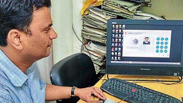 Biometric system of attendance has been introduced for all the officials, staff and workers at the Uttarakhand secretariat. (Vinay santosh Kumar/HT Photo) Biometric system of attendance has been introduced for all the officials, staff and workers at the Uttarakhand secretariat. (Vinay santosh Kumar/HT Photo)