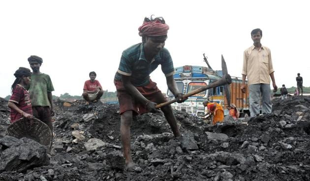 Coal miners loading truck in Dhanbad.(HT Archive)