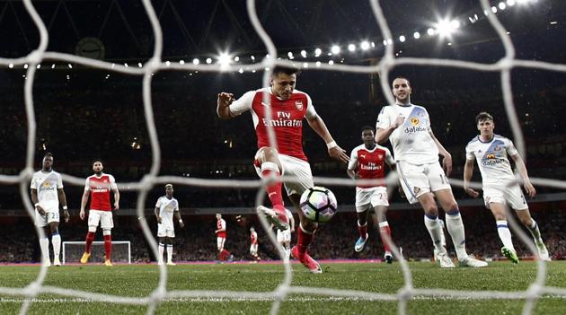 Arsenal's Chilean striker Alexis Sanchez scores the opening goal during the English Premier League football match between Arsenal and Sunderland at the Emirates Stadium in London on Tuesday. (AFP) Arsenal's Chilean striker Alexis Sanchez scores the opening goal during the English Premier League football match between Arsenal and Sunderland at the Emirates Stadium in London on Tuesday. (AFP)