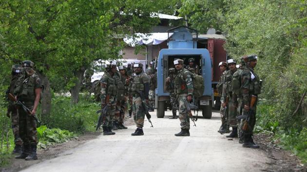 Soldiers during an operation against militants in Shopian district of Kashmir.(Waseem Andrabi/HT Photo)