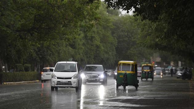 After battling intense heat in the past week, Delhiites finally got relief on Tuesday night. Weather turned extremely pleasant during late evening, finally making way for rains by late night. (Arvind Yadav/HT PHOTO)