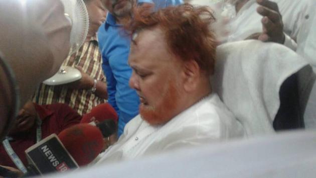 Imam Barkati minutes after he was hit on the head on Thursday afternoon by a youth who managed to escape. He was hit inside the Tipu Sultan mosque that he headed since 1989. (HT Photo) Imam Barkati minutes after he was hit on the head on Thursday afternoon by a youth who managed to escape. He was hit inside the Tipu Sultan mosque that he headed since 1989. (HT Photo)