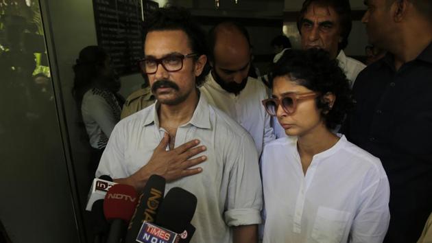 Aamir Khan along with his wife Kiran Rao speaks with media after paying respect to late Reema Lagoo during her funeral in Mumbai.(AP)