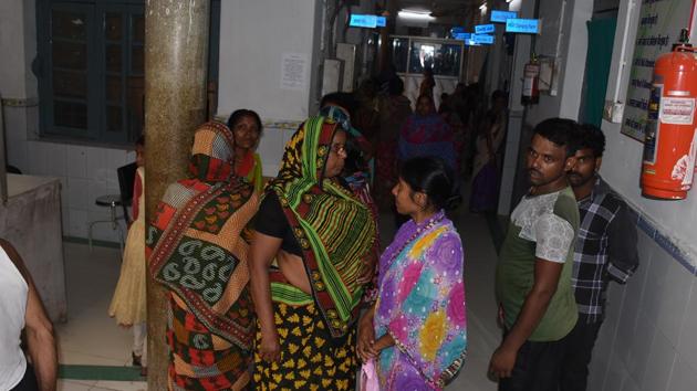 Attendants of Biwi Gudiya at Bhagalpur sadar hospital.(Kantesh/HT photo)