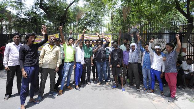 Sanitation employees are demanding permanent jobs. (Sunil Ghosh/HT Photo) Sanitation employees are demanding permanent jobs. (Sunil Ghosh/HT Photo)
