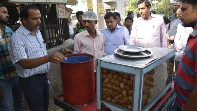 Officials have asked vendors to cover their food products and use containers like stainless steel to ensure hygienic preservation of food products.(Sakib Ali/HT Photo)