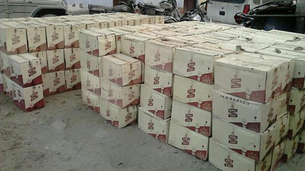 Bacchus lovers in Bihar are communicating with illegal liquor traders in new lingo to get their choice drink.(File photo) Bacchus lovers in Bihar are communicating with illegal liquor traders in new lingo to get their choice drink.(File photo)
