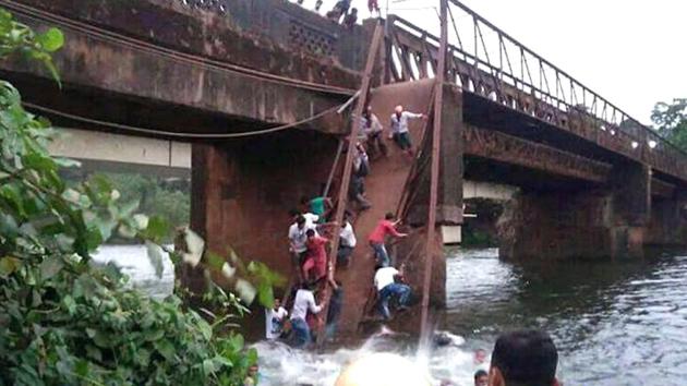 Over 30 people fell in river after the metal foot bridge collapsed at Savordem-Curchorem, CM Manohar Parrikar summoned Navy who is helping local authority to rescue the people in South Goa, India, on Thursday, May 18, 2017. (HT Photo)