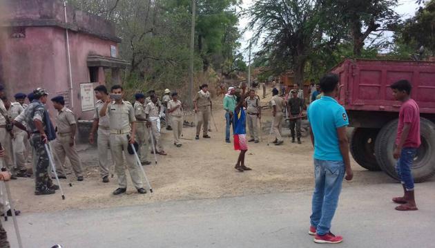 Police personnel deployed at Sobhapur after locals lynched three people suspecting them to be members of child-kidnapping gang in Seraikela-Kharsawan, Jharkhand, May 18,(Manoj Kumar/Hindustan Times)