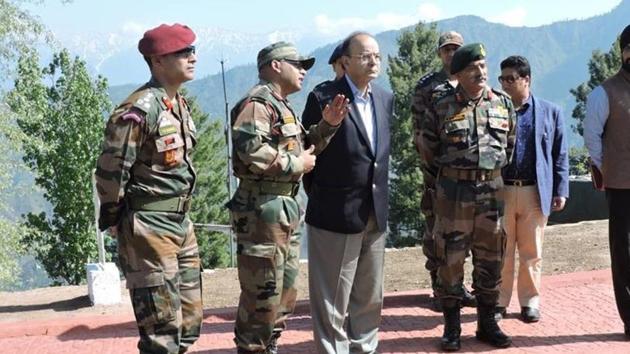 Defence minister Arun Jaitley with army commanders and troops at a forward post along the LoC in J-K.(Photo: Twitter/Arun Jaitley)