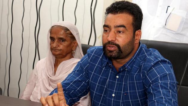 Lakha Sidhana addressing a press conference in Bathinda on Thursday. (Sanjeev Kumar/HT Photo) Lakha Sidhana addressing a press conference in Bathinda on Thursday. (Sanjeev Kumar/HT Photo)