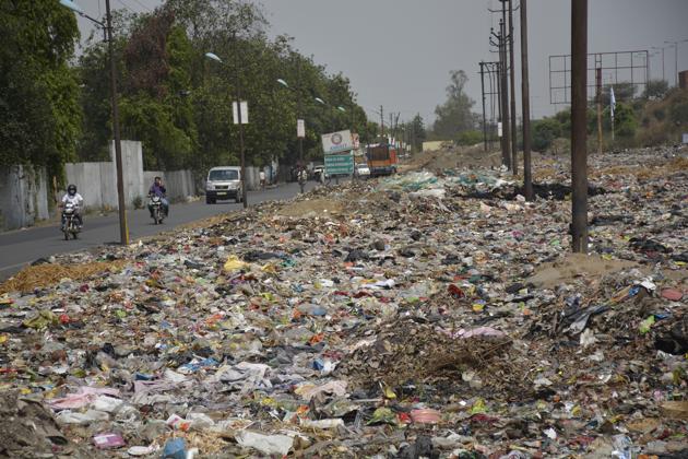 The project is crucial as the city, at present, has no facility to treat nearly 950 metric tonnes of solid waste that it throws up daily. (Sakib Ali/HT PHOTO) The project is crucial as the city, at present, has no facility to treat nearly 950 metric tonnes of solid waste that it throws up daily. (Sakib Ali/HT PHOTO)