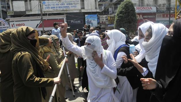 Kashmiri students shout slogans during a protest at Lal Chowk, Srinagar, April 17, 2017(Waseem Andrabi/HT)