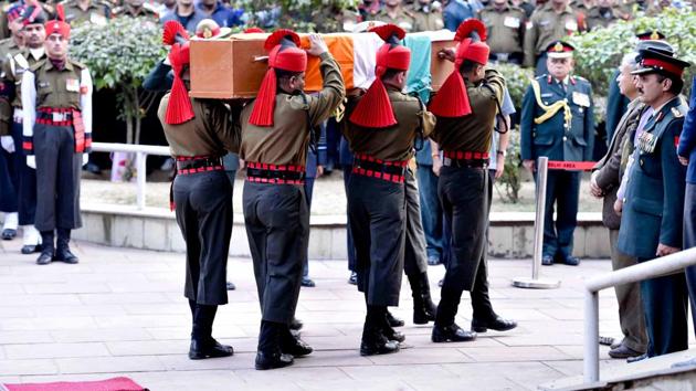 The family had earlier refused to perform the last rites of the Sepoy till the then Chief Minister Akhilesh Yadav visited them.(HT REPRESENTATIVE PHOTO)