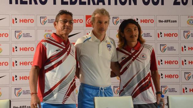 Mohun Bagan coach Sanjoy Sen (L) and talismanic player Katsumi Yusa (R) with Bengaluru FC manager Albert Roca (C).(HT Photo)