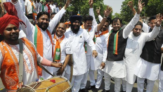 Counsellors Jagtar Jagga , Anil Dubey, Divesh Maudgil and others celebrating BJP chief Amit Shah’s visit during the roadshow at Sector 47, Chandigarh, on Saturday. (Karun Sharma/HT Photo)