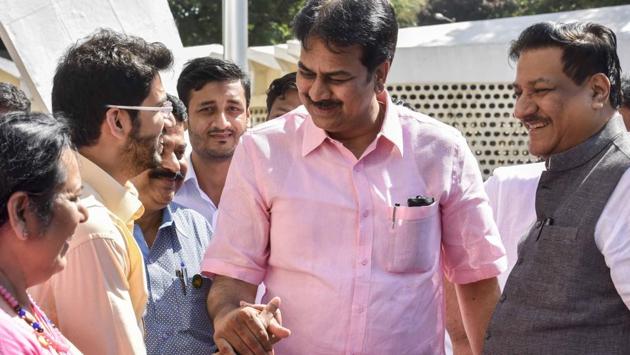(From left) Shiv Sena leaders Neelam Gorhe and Aaditya Thackeray with Congress’ Harshavardhan Patil and Prithviraj Chavan. (Kunal Patil/HT Photo) 