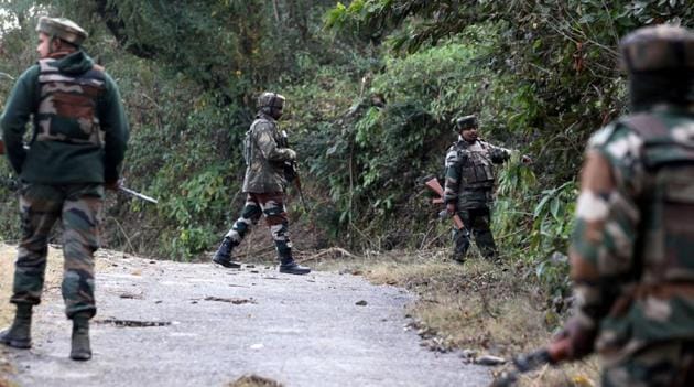 Indian army soldiers take position during an encounter with suspected militants.(AFP/Getty Images Files)