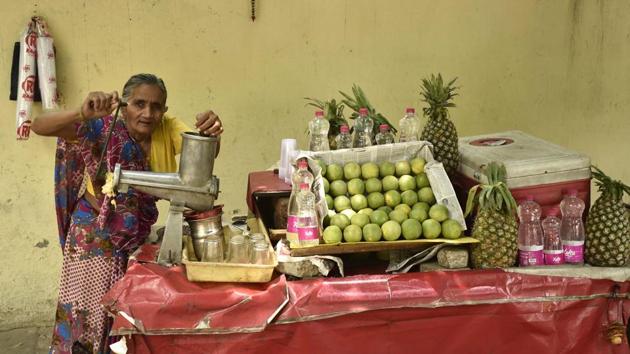 Omwati, an elderly lady who sells juice at Jantar Mantar,. (Burhaan Kinu/HT Photo) Omwati, an elderly lady who sells juice at Jantar Mantar,. (Burhaan Kinu/HT Photo)
