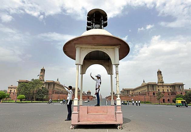 School student managing traffic at Vijay Chowk in New Delhi on Saturday. (Sonu Mehta/HT PHOTO) School student managing traffic at Vijay Chowk in New Delhi on Saturday. (Sonu Mehta/HT PHOTO)