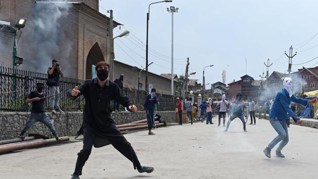 Kashmiri protesters throw stones at security personnel outside the Jamia Masjid in Srinagar on Friday. The sting operation had shown JKNF leader Nayeem Khan saying that all “separatists get funds from Pakistan”.(AFP photo)