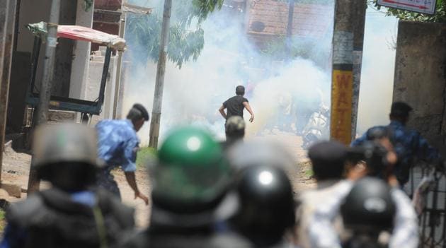 Securities forces try to control a mob protesting against the lynching of nine men on suspicion of child lifting in Jamshedpur on Saturday. (Parwaz Khan/ HT photo) Securities forces try to control a mob protesting against the lynching of nine men on suspicion of child lifting in Jamshedpur on Saturday. (Parwaz Khan/ HT photo)
