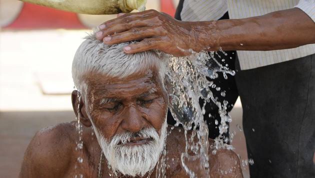 An old man gets a bath on a roadside in New Delhi on a day temperatures touched 45 degree Celsius.(Burhaan Kinu/HT File Photo) An old man gets a bath on a roadside in New Delhi on a day temperatures touched 45 degree Celsius.(Burhaan Kinu/HT File Photo)