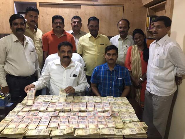 Police display the money seized from the accused.(HT Photo)