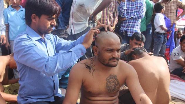 Patidar quota leader Hardik Patel tonsures his head before the start of their Nyay Yatra.(HT Photo)