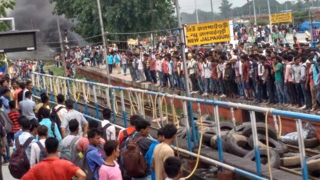 Jobseekers from Bihar disrupt train movement by putting tyres on railway tracks in West Bengal’s New Jalpaiguri railway station on Sunday morning. (HT Photo) Jobseekers from Bihar disrupt train movement by putting tyres on railway tracks in West Bengal’s New Jalpaiguri railway station on Sunday morning. (HT Photo)