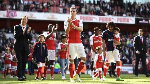 Arsenal players applaud the fans after their 3-1 win over Everton in Premier League. (Reuters) Arsenal players applaud the fans after their 3-1 win over Everton in Premier League. (Reuters)