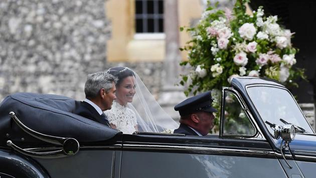Pippa Middleton, (C) arrives with her father Michael Middleton (L), in a 1951 Jaguar Mk V car, for her wedding to James Matthews at St Mark's Church . (Justin TALLIS / AFP) 