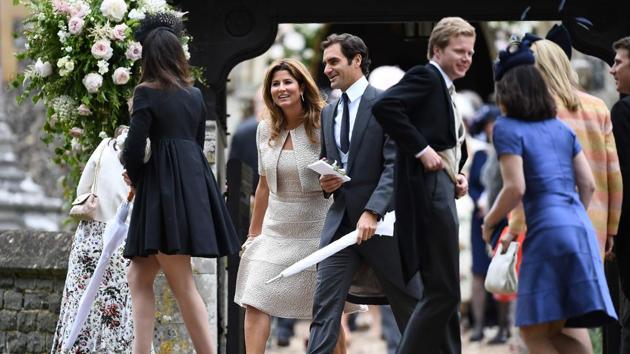 Swiss tennis player Roger Federer (C) and his wife Mirka (centre L) leave after the  wedding of Pippa Middleton to James Matthews . (Justin TALLIS / AFP) 