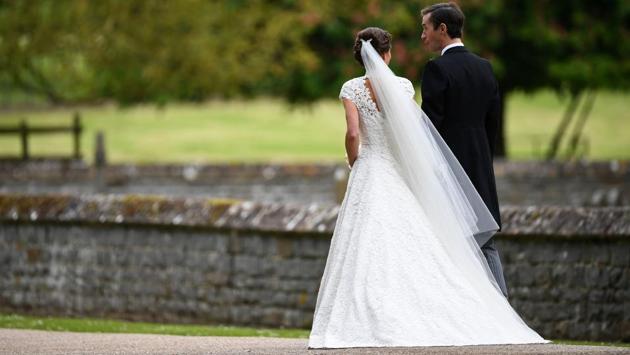 Pippa Middleton (L) and her  husband James Matthews leave St Mark's Church in Englefield, west of London,  following their wedding ceremony. (Justin TALLIS / AFP) 
